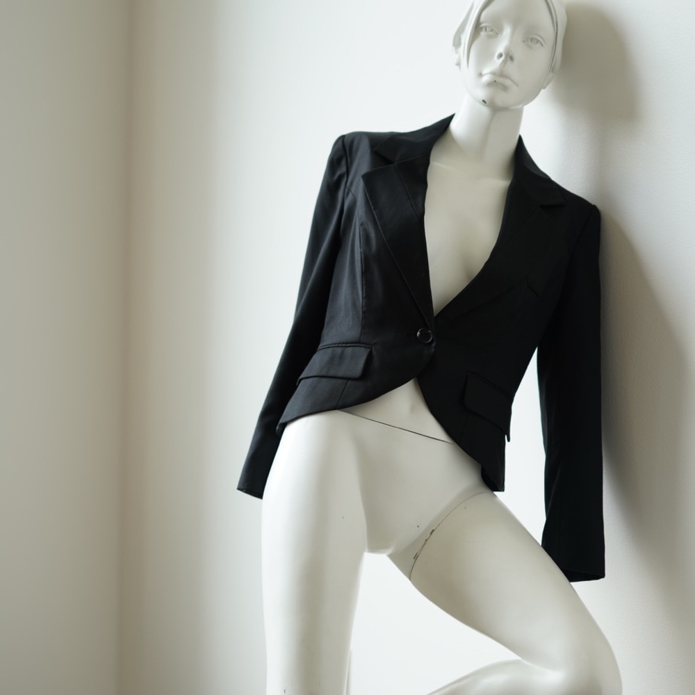 KENNA T Contemporary Cropped Blazer, Black, Size: Small *